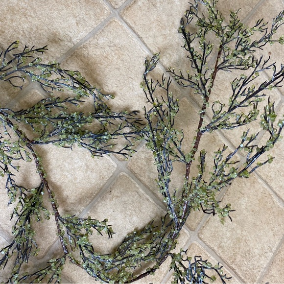 Ice glazed cedar garland - Picture 2 of 3